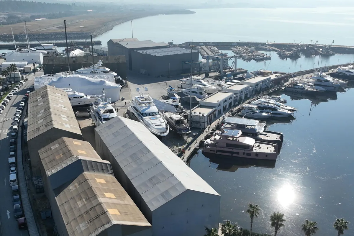 Covered halls, temporary yacht shelters and berths around the yard basin